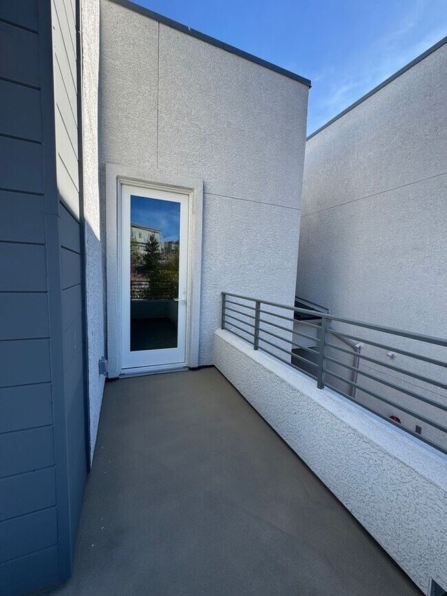 Building Photo - 1521 Golf Club Dr