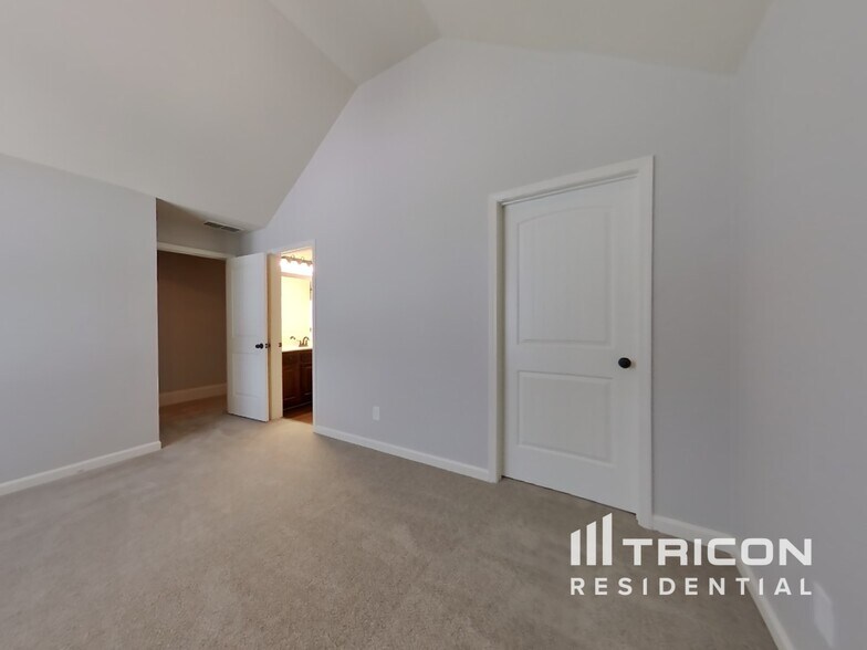 Building Photo - 4627 Town Manor Dr