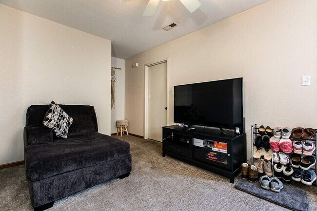 Building Photo - 2139 Hummingbird Dr