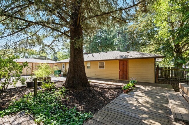 Building Photo - Charming, retro 2-bdrm/2-bath ranch in tranquil setting w/ large family room