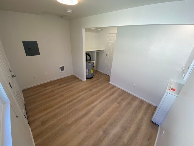 Building Photo - Move-In Ready!