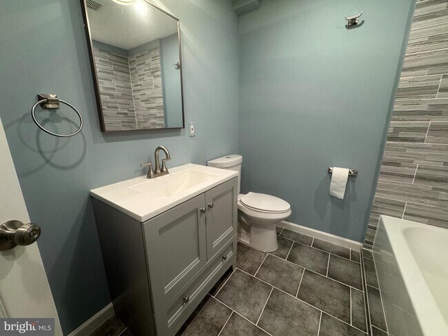 Building Photo - 15 Linden Hill Way SW