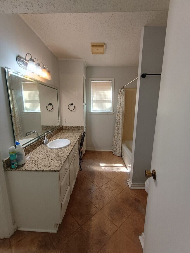 Building Photo - 2452 Brightside Dr