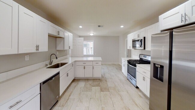 Building Photo - 4BD/2BA, Upgraded Kitchen! Sunroom!