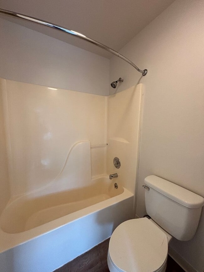 Building Photo - 4 Bedroom Townhome in Hawks Ridge