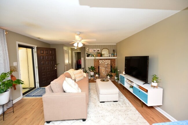 Building Photo - Just Blocks from Beach!