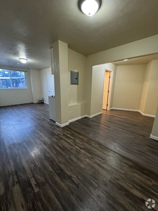 Building Photo - Modern studio apartment in Springfield on ...