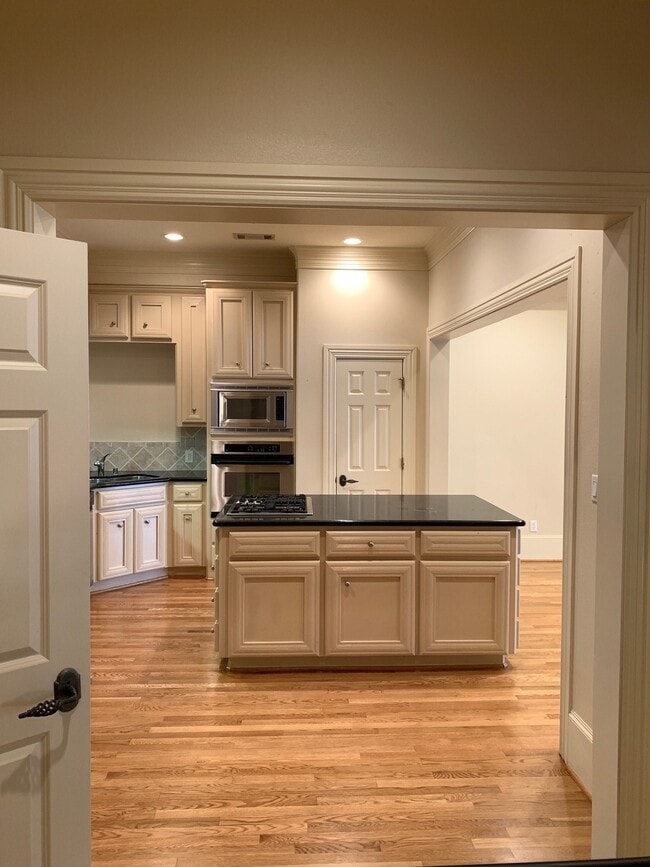 Building Photo - 2210 Bellefontaine