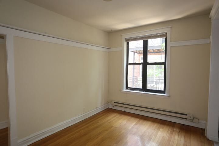 Building Photo - 726 W Barry Ave