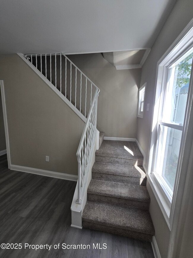 Building Photo - 323 Larch St