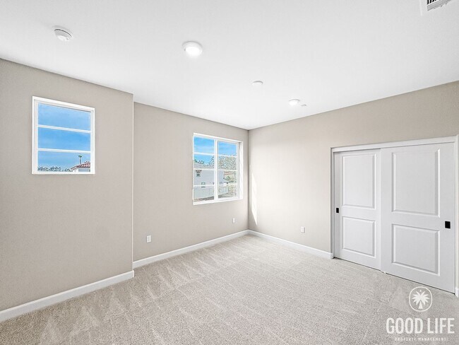 Building Photo - Never-Lived-In Modern 5BR Home with Private Backyard