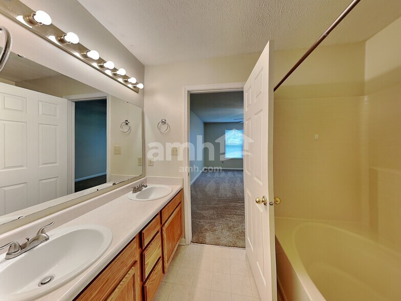 Building Photo - 17023 Puntledge Dr