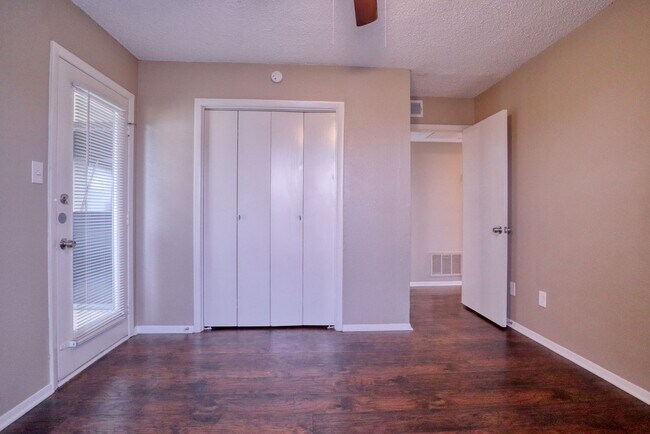 Building Photo - 413 Lakeway Dr