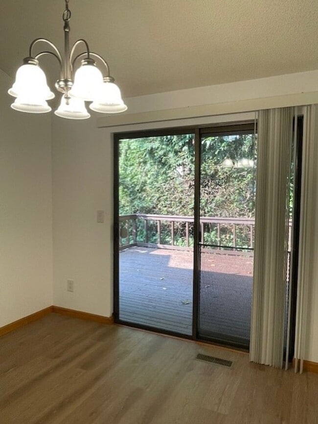 Building Photo - Beautifully Updated 3-Bedroom Home with Of...