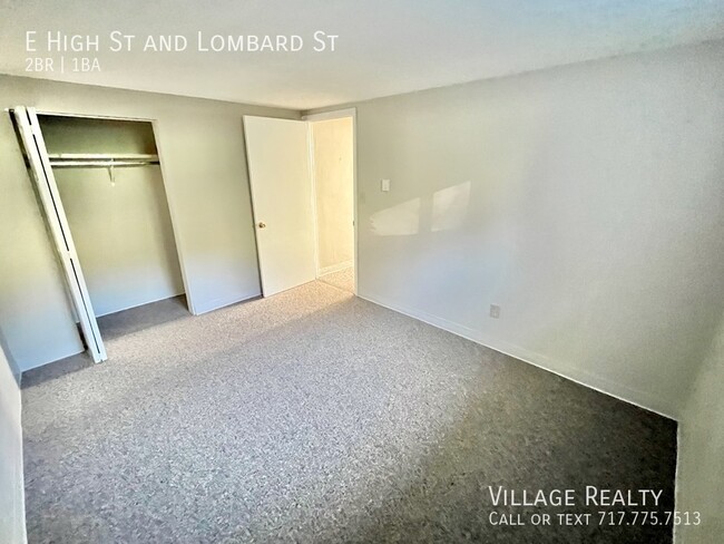 Building Photo - Huge 2-Bed apartment with washer/dryer hoo...