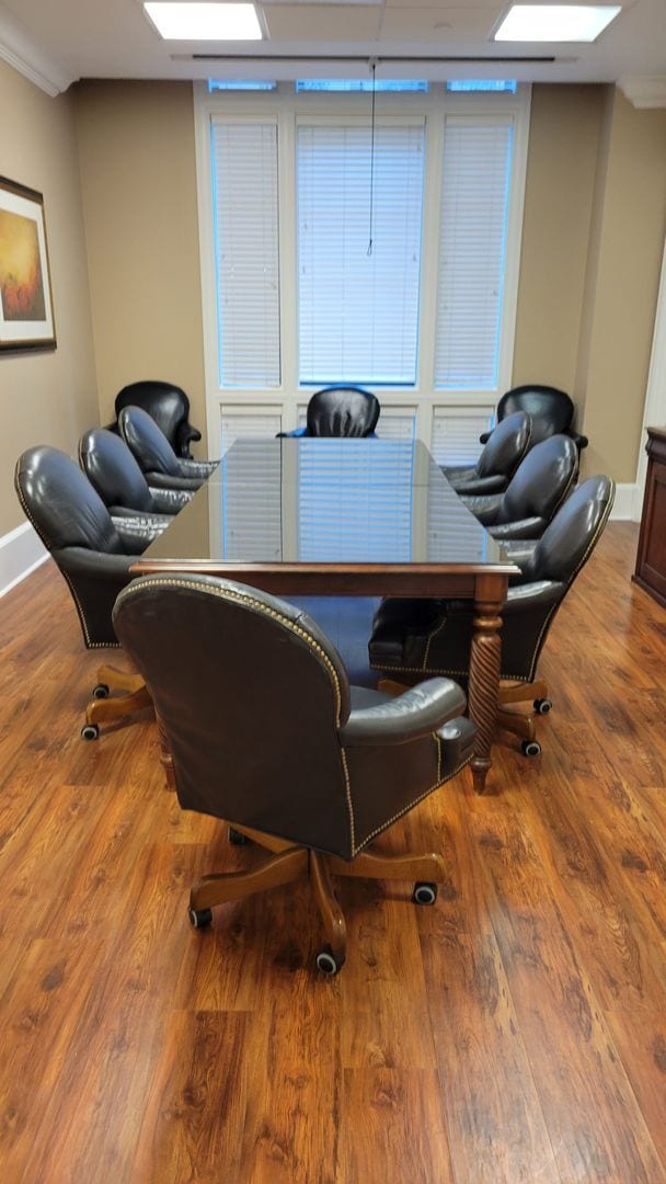 Building Photo - Seasonal only-beautifully renovated downto...