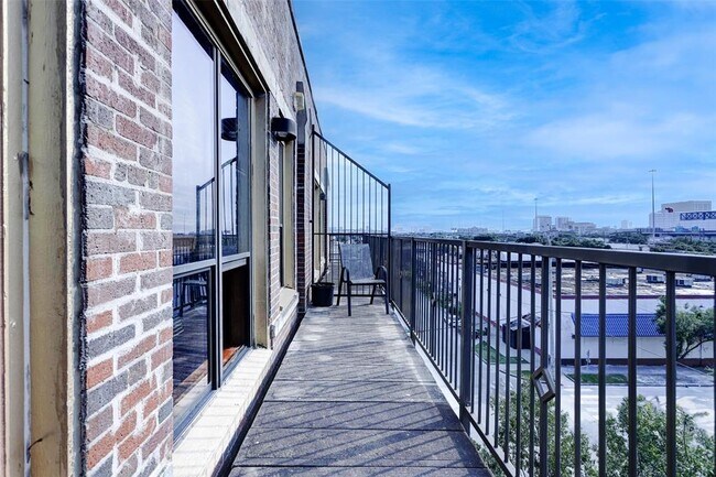 Building Photo - 2205 McKinney St