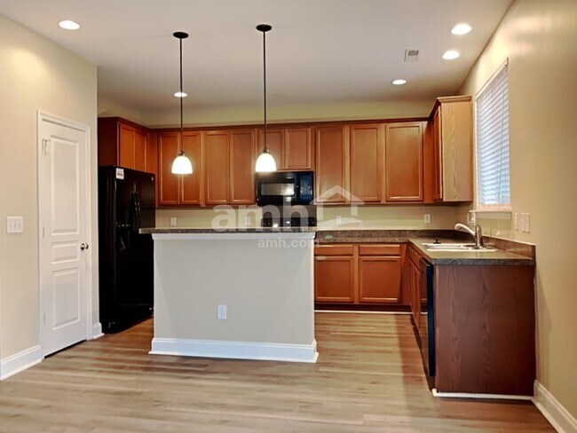 Building Photo - 8821 Shadowglen Dr