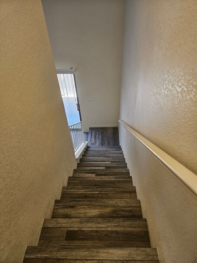 Building Photo - 2 bedroom or 1 bed with loft