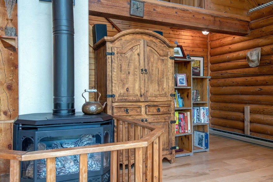 Primary Photo - 7204 Pine Tree Rd