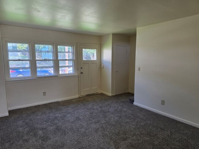 Building Photo - $900 - 2 Bedroom 1 Bathroom Townhome