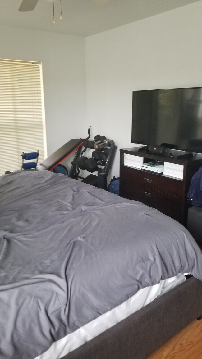 Building Photo - 977 Riverside Dr