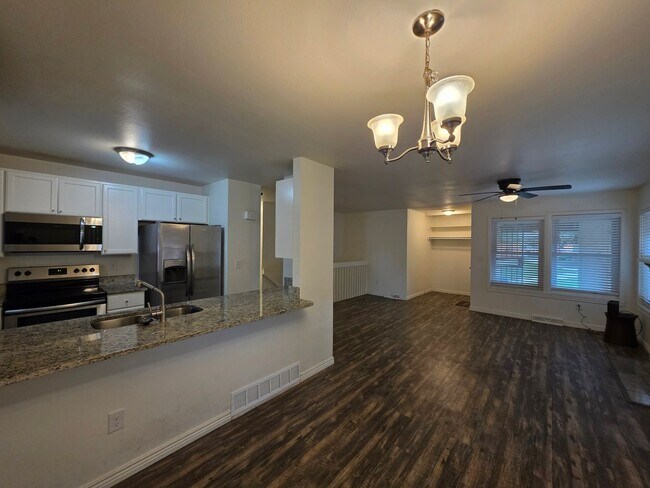 Building Photo - !!NEW PRICE DROP!! Massive 5 Bedroom Townh...