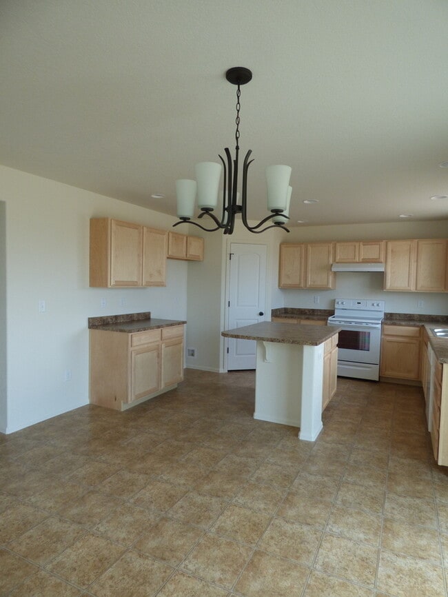 Building Photo - Spacious and Beautiful 3 Bed, 2.5 Bath Hom...