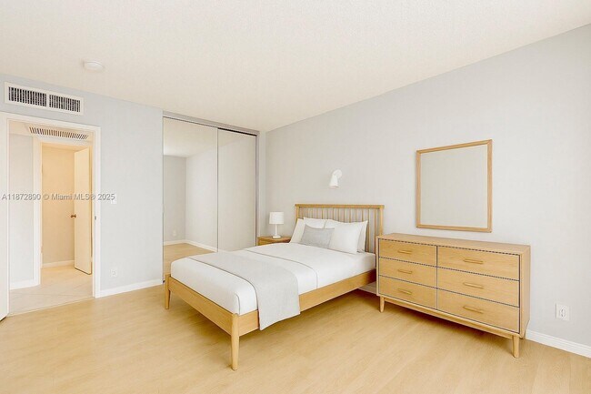 Building Photo - 3301 N Country Club Dr
