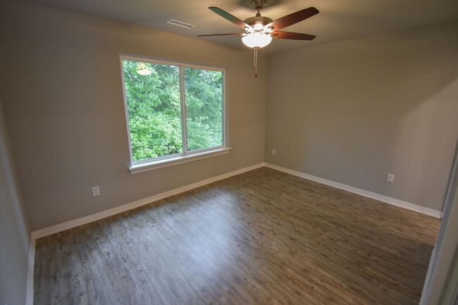 Building Photo - 2 Bedroom 2 Bathroom Home in Fayetteville,...