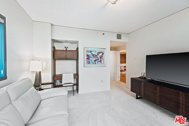 Building Photo - 13650 Marina Pointe Dr