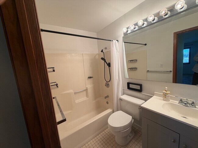 Building Photo - 1501 N Milwaukee Ave