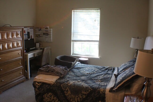 Building Photo - 3 Bedroom Apartment Off of South Lumpkin w...