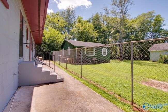 Building Photo - 1328 Oshaughnessy Ave NE