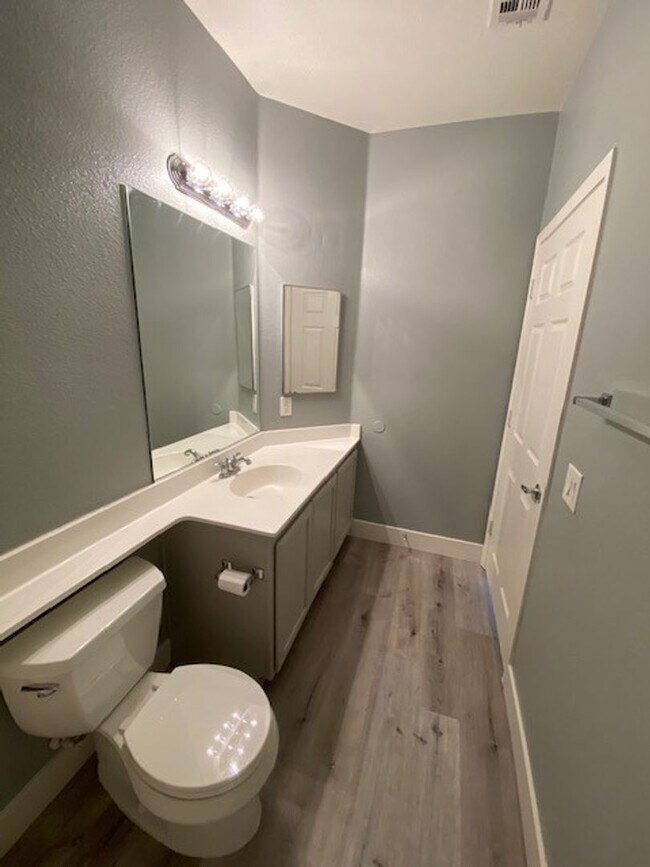 Building Photo - Gorgeous 3 level townhouse with a garage