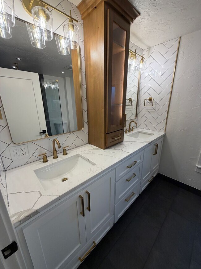 Building Photo - WAL2 - FULLY renovated 3 bed 1.5 bath on OAKWAY!