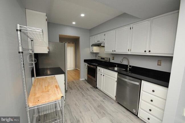 Building Photo - 7803 Whistling Pines Ct
