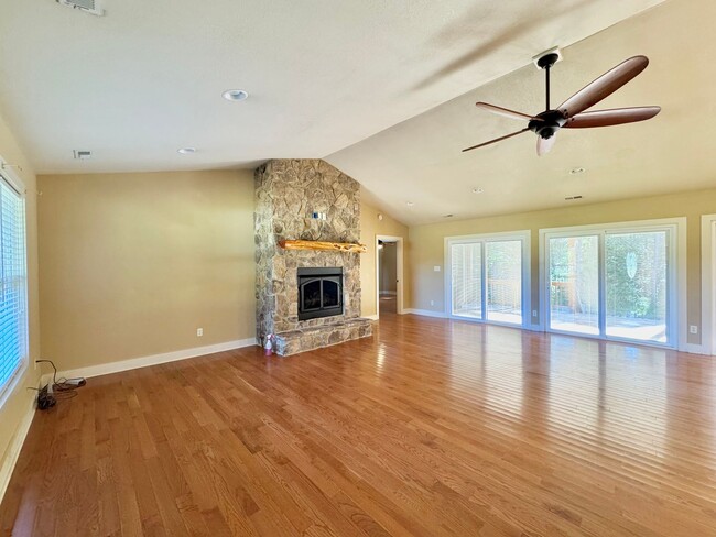 Building Photo - The Home You’ve Been Searching For!