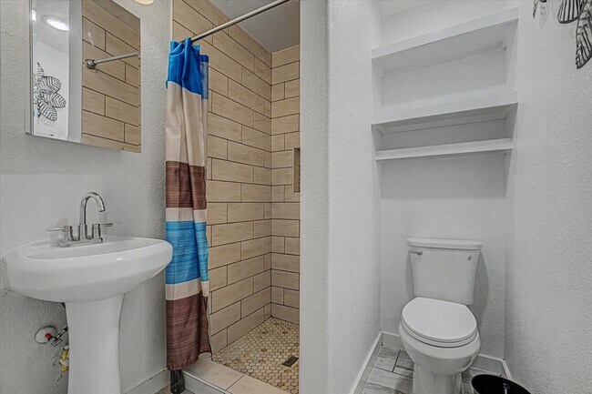 Building Photo - 8159 Glenhollow Dr
