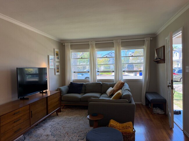 Building Photo - Cute-as-a-Button Coronado "Palmer" Home in a Fabulous School-Side Location – Coronado Village