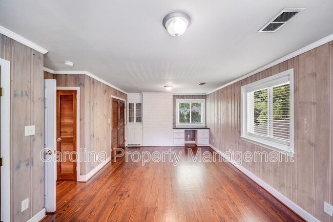Building Photo - 2417 Laburnum Ave