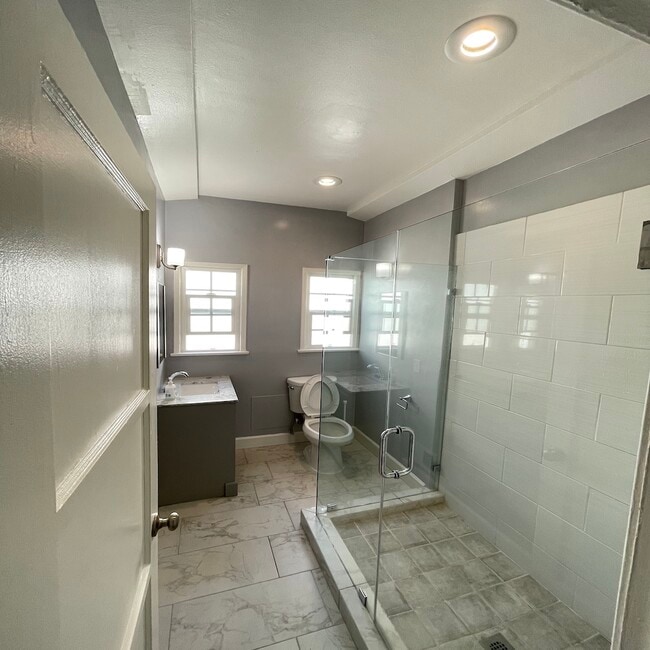 Building Photo - 1146 S Cochran Ave