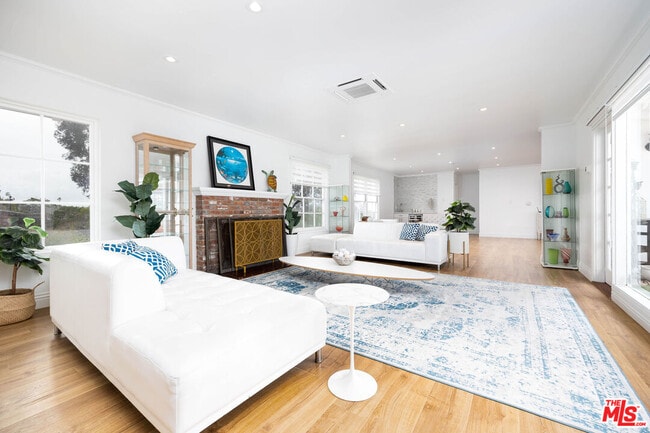 Building Photo - 1110 W Muirlands Dr