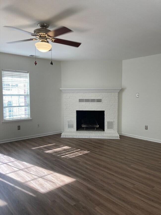 Building Photo - South Charlotte Townhome for Immediate Mov...