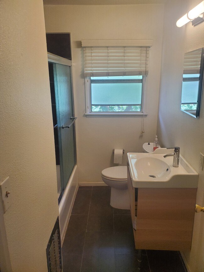 upstairs bathroom - 5834 Bowcroft St