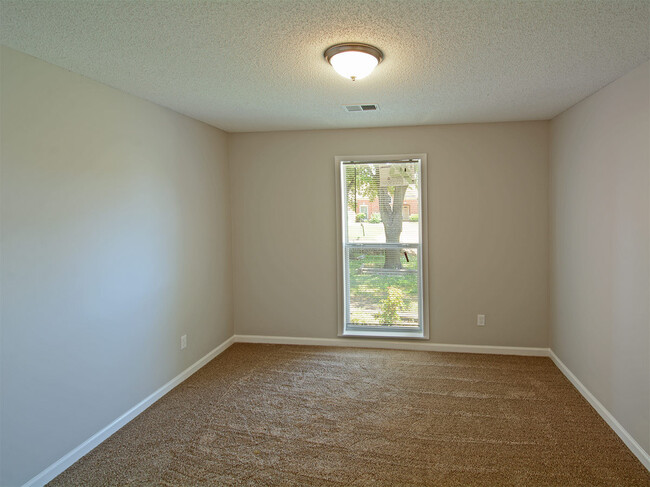 Building Photo - 3 Bedroom with BONUS room, 2 bathrooms. Ne...