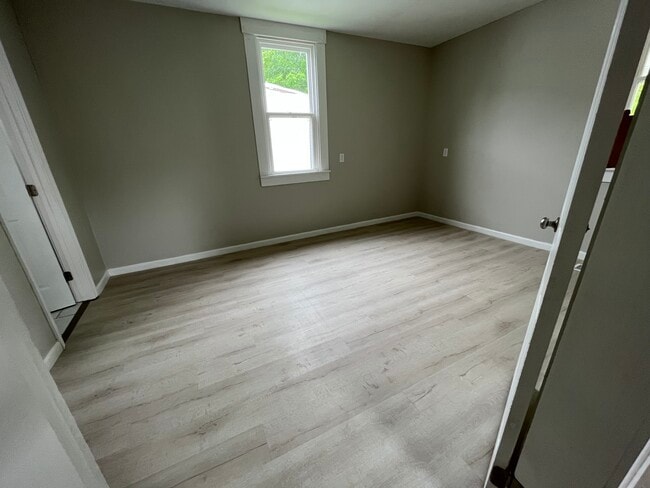 Building Photo - 1506 E Oak St