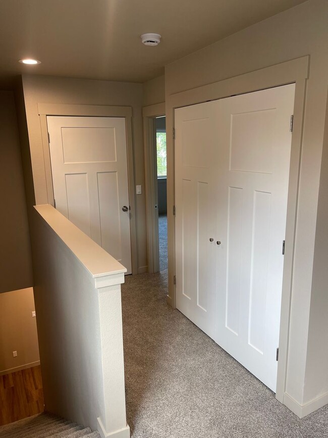 Building Photo - Three Bedroom Pet Friendly Townhouse!