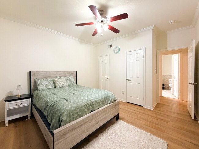 Building Photo - 2255 Braeswood Park Dr