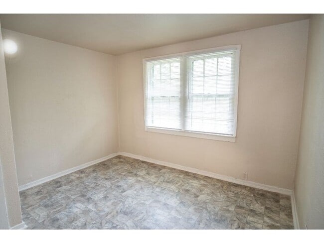 Building Photo - Cozy Renovated 2 BR Near Downtown